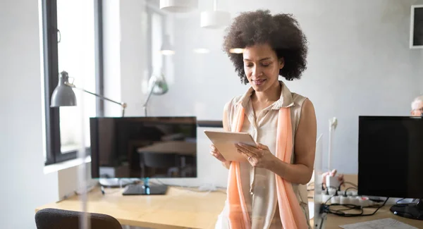 Jeune Femme Noire Travaillant Avec Tablette Bureau — Photo