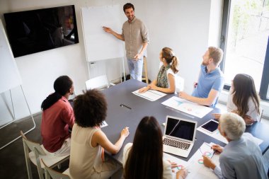 Girişimciler ve iş adamları modern toplantı odasında konferans veriyorlar.