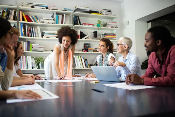 Groep Succesvolle Gelukkige Zakenmensen Aan Het Werk — Stockfoto