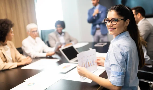 Creativi Uomini Affari Che Lavorano Progetto Aziendale Ufficio Moderno — Foto Stock