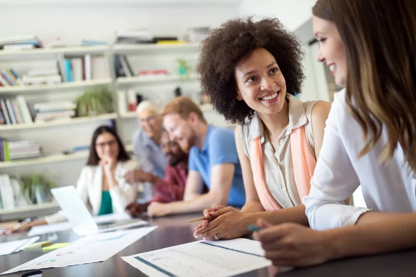 Groep Succesvolle Gelukkige Zakenmensen Aan Het Werk — Stockfoto