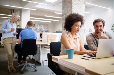 Bir yazılım geliştirme şirketinde çalışan programcılar