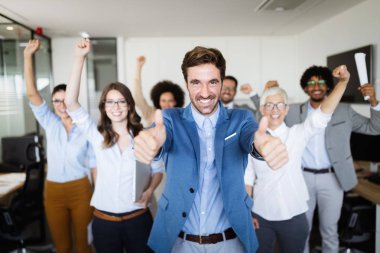 Modern ofisteki genç iş adamlarından oluşan başarılı bir ekip.