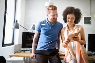 İş adamları ofiste iyi takım çalışması yapar. Takım çalışması başarılı iş yeri stratejisi kavramı.