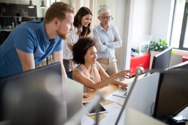 Bir yazılım geliştirme şirketinde çalışan programcılar