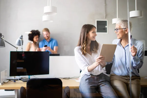 Empresarios Creativos Que Trabajan Proyectos Empresariales Oficina — Foto de Stock