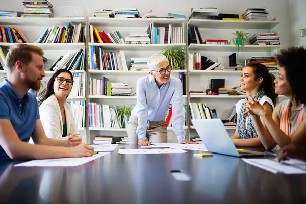 Grupo Empresarios Que Colaboran Proyectos Oficinas Modernas — Foto de Stock