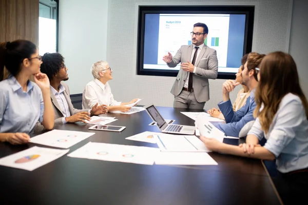 Conferenza Imprenditori Uomini Affari Nella Moderna Sala Riunioni — Foto Stock