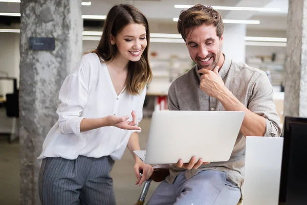 Squadra Colleghi Brainstorming Insieme Mentre Lavorano Ufficio — Foto Stock