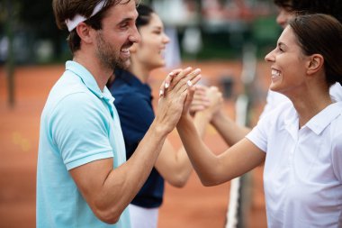 Tenis maçını oynarken mutlu tenis oyuncusu grubu. Saygı, FairPlay, spor konsepti.