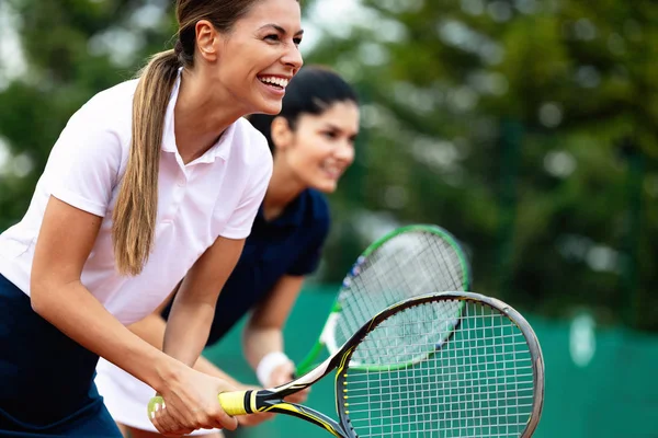 Gente Feliz Jugando Tenis Juntos Concepto Deportivo —  Fotos de Stock