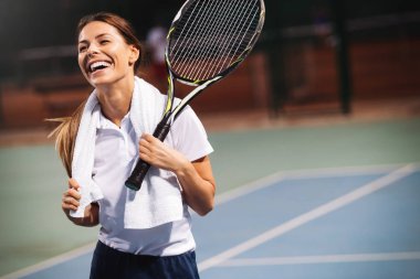 Mutlu birlikte tenis oynayan kadın uygun. Spor kavramı