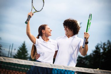 Tenis oyuncu mutlu bir maçtan sonra sında çift
