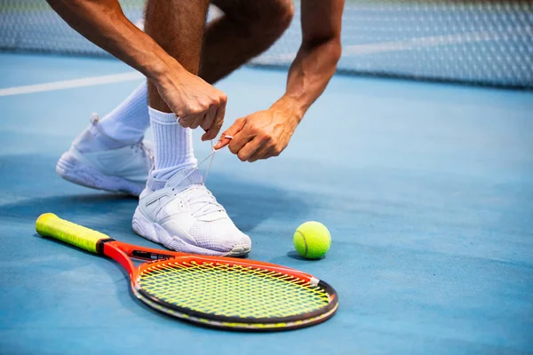 Jugador Tenis Atleta Preparándose Atando Cordones Zapatos Durante Juego —  Fotos de Stock