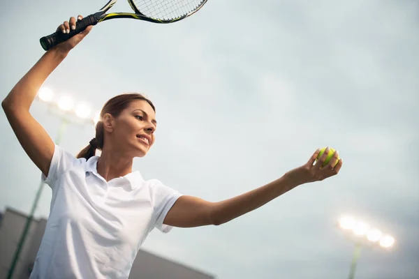 Tennisspielerin Bereitet Sich Darauf Vor Während Des Matches Tennisball Servieren — Stockfoto
