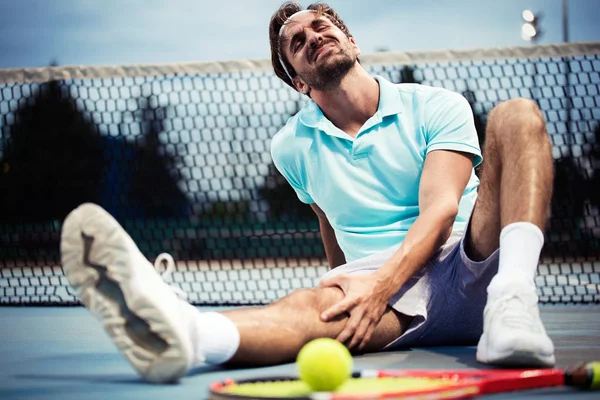 Lesiones Deportivas Jugador Tenis Tocándose Rodilla Mientras Está Sentado Cancha —  Fotos de Stock