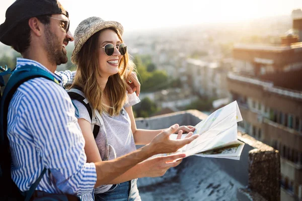 Jovem Casal Feliz Férias Cidade Turística Com Mapa — Fotografia de Stock