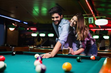Çift bira içme, eğlenmek ve tarihte snooker oynarken