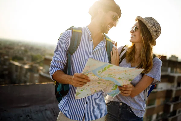 Happy Young Couple Vacation Sightseeing City Map — Stock Photo, Image