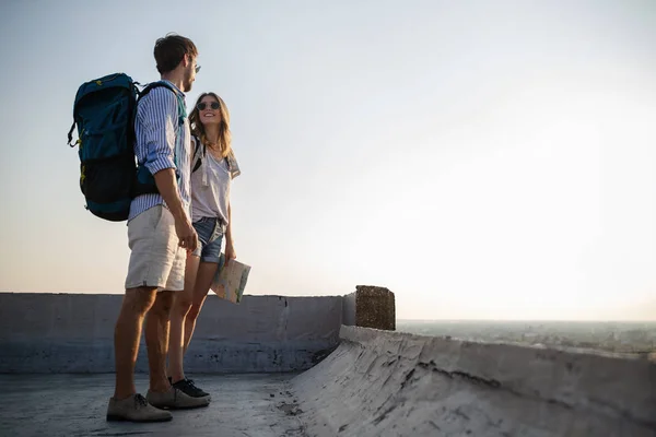 Cuplu Fericit Tânăr Vacanță Oraș Vizitare Obiective Turistice Hartă — Fotografie, imagine de stoc