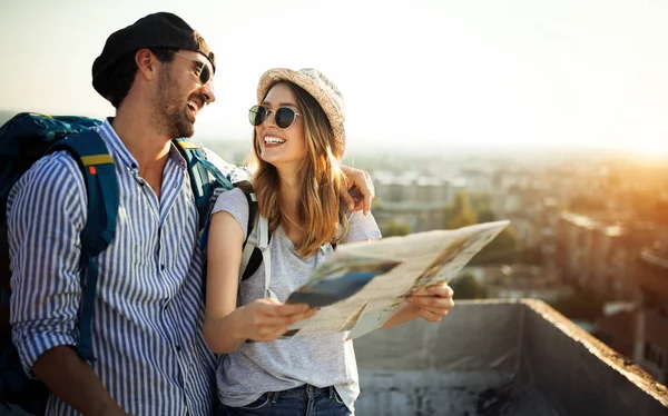 Young Couple Traveling Map City — Stock Photo, Image