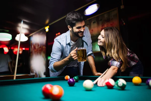 Glückliches Liebespaar Glücklicher Junger Mann Spielt Snooker Mit Seiner Freundin — Stockfoto