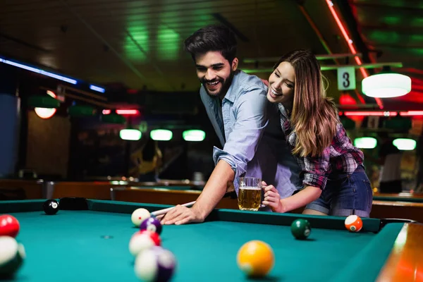 Casal Beber Cerveja Divertir Jogar Snooker Encontro — Fotografia de Stock