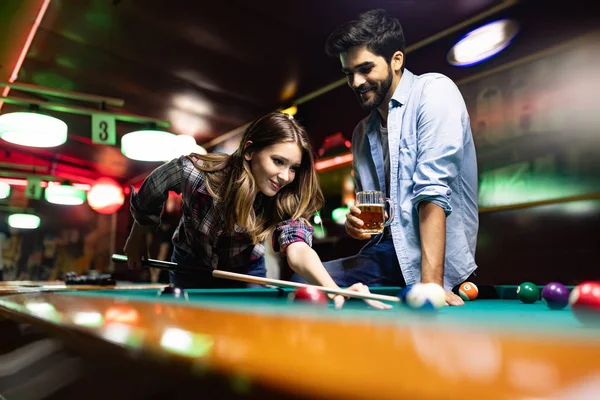 Feliz Casal Amoroso Jovem Feliz Jogando Snooker Com Sua Namorada — Fotografia de Stock