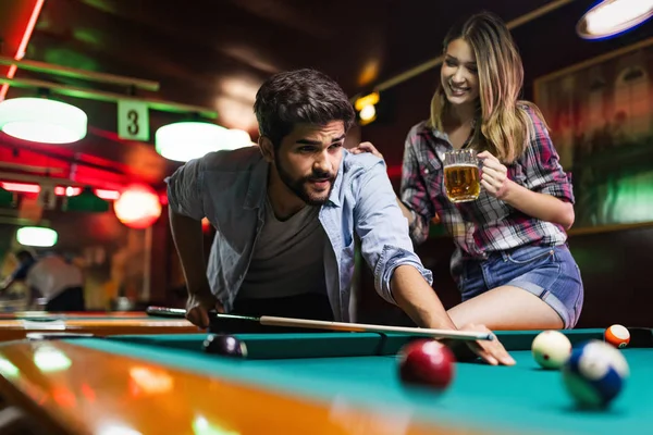 Jovem Casal Feliz Jogando Snooker Juntos Bar — Fotografia de Stock