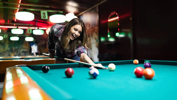 Genç Gülümseyen Seksi Kız Kulüpte Bilardo Oynarken — Stok fotoğraf