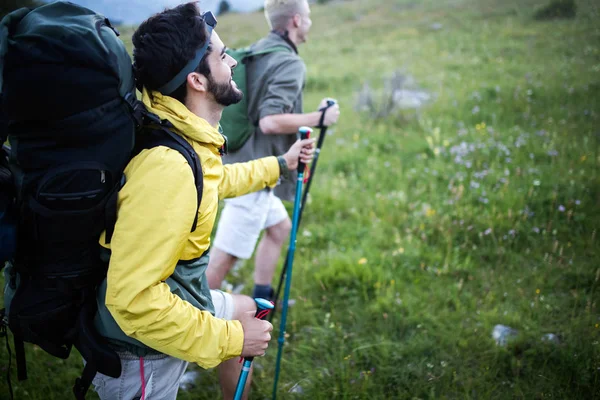 Щасливий Молодий Чоловік Подорожує Рюкзаком Горах — стокове фото