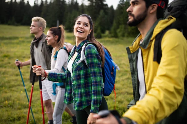 Skupina Přátel Hoře Mladí Lidé Vysokohorskou Turistiku — Stock fotografie