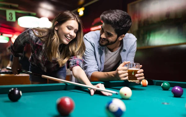 Paar Trinkt Bier Amüsiert Sich Und Spielt Snooker Bei Date — Stockfoto