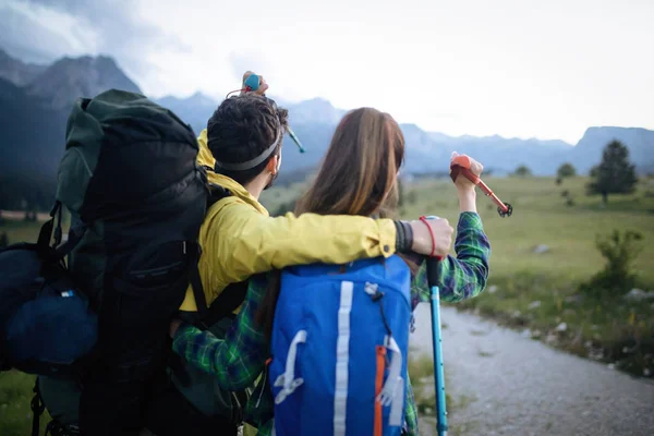 Pár Aktivní Pěší Turistiku Těší Zobrazit Při Pohledu Horské — Stock fotografie