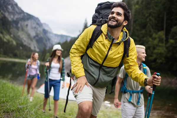 Abenteuer Reisen Tourismus Wandern Und Menschen Konzept Lächelnde Freunde Die — Stockfoto