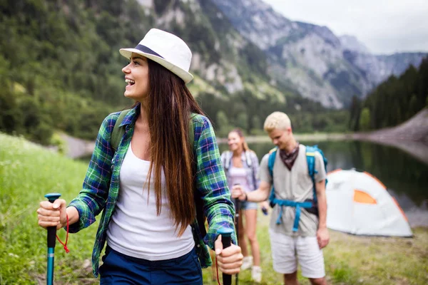 Skupina Šťastných Lidí Kteří Spolu Dělají Společnou Turistiku — Stock fotografie