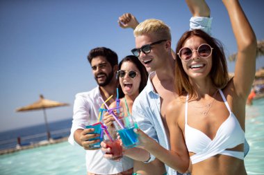 Yaz tatili eğleniyor ve kokteyler içme arkadaş grubu. Gençlik yaşam tarzı, dostluk, seyahat ve tatil kavramı