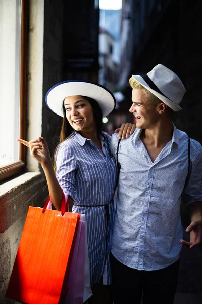 Schönes Junges Paar Trägt Einkaufstüten Und Genießt Zusammen — Stockfoto