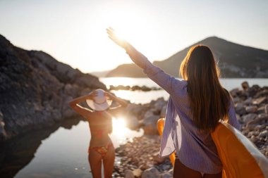 Sahilde yürüyen bir grup güzel genç kadın.