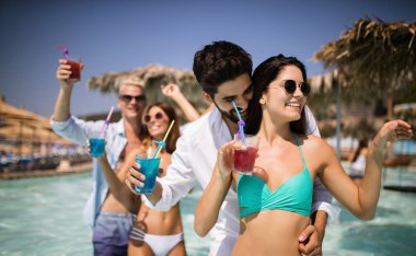 Birlikte yaz partide eğleniyor ve kokteyl içme arkadaş grubu