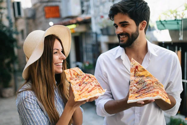 Casal Feliz Comendo Pizza Enquanto Viaja Férias — Fotografia de Stock