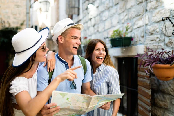 Felice Gruppo Amici Che Godono Viaggi Vacanze Estate — Foto Stock