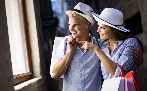 Schönes Junges Paar Trägt Einkaufstüten Und Genießt Zusammen — Stockfoto