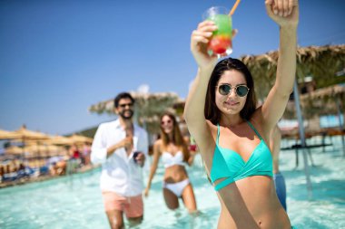 Yaz partisi. Kumsalda bir grup arkadaş kuyruk sallayıp eğleniyorlar.