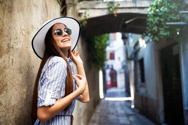 Glückliche Frau Die Sommer Spaß Auf Der Straße Hat — Stockfoto