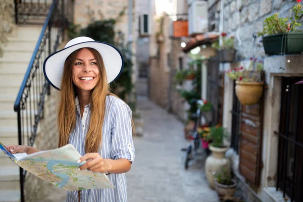 Mujer Joven Sonriendo Viajando Vacaciones Verano — Foto de Stock