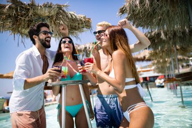Yaz tatili eğleniyor ve kokteyler içme arkadaş grubu. Gençlik yaşam tarzı, dostluk, seyahat ve tatil kavramı
