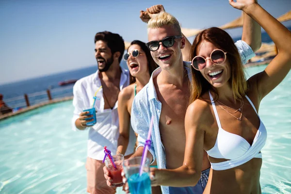 Sommerfest Gruppe Von Freunden Strand Trinken Coctails Und Spaß Haben — Stockfoto