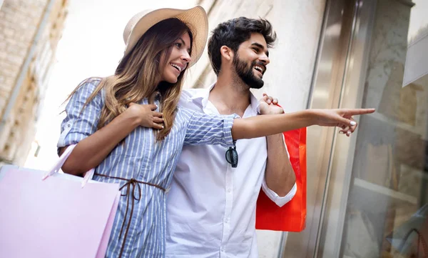 Smukke Par Nyder Rejser Shopping Sammen Sommeren - Stock-foto