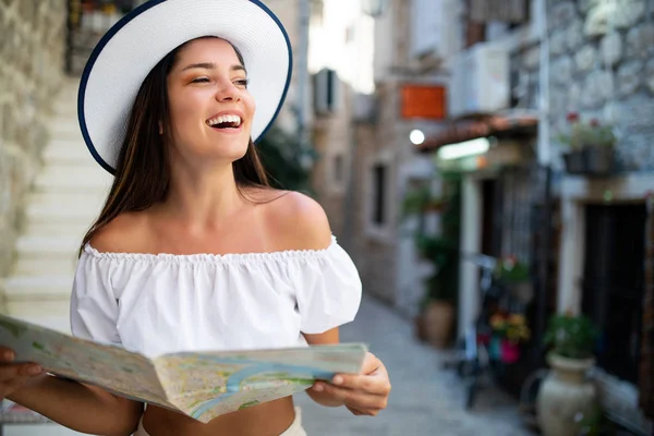 Mujer Joven Sonriendo Viajando Vacaciones Verano — Foto de Stock